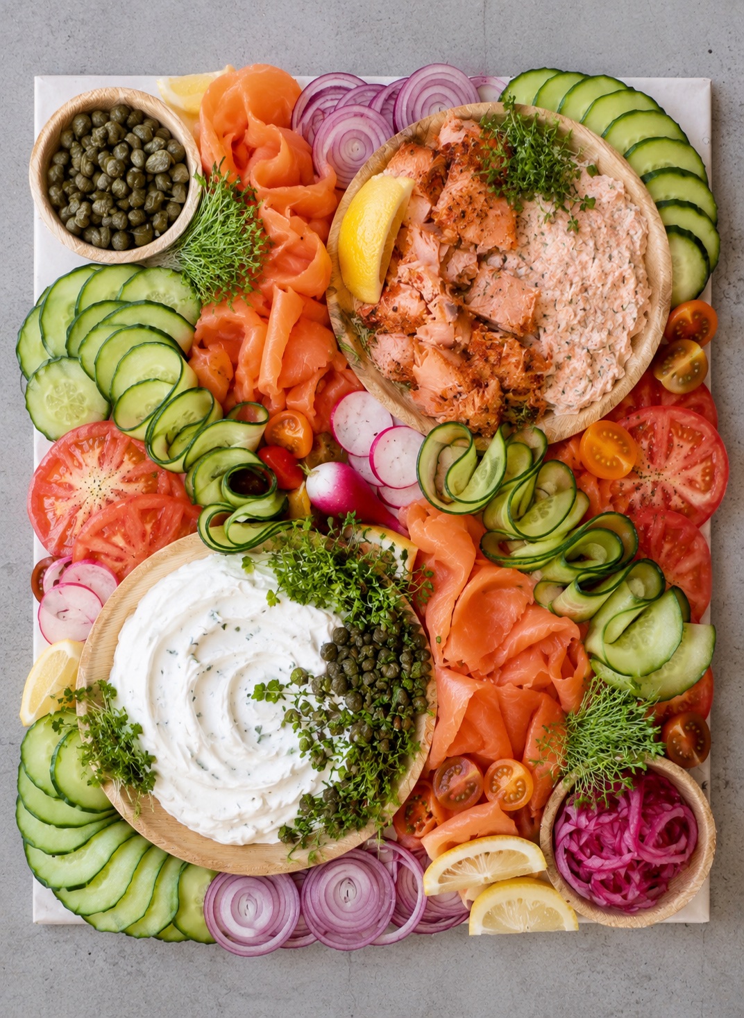 Lachsplatte mit Räucherlachs, Lachsaufstrich, Kräuterfrischkäse und Gemüse